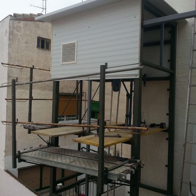 Estructura metálica con panel sandwich par ascensor particular