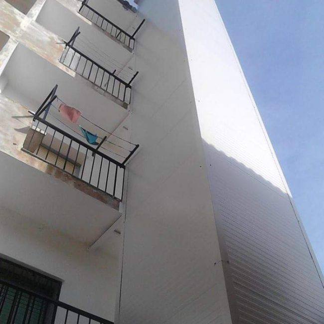 Imagen en contrapicado de Panel Sandwich forrado ascensor