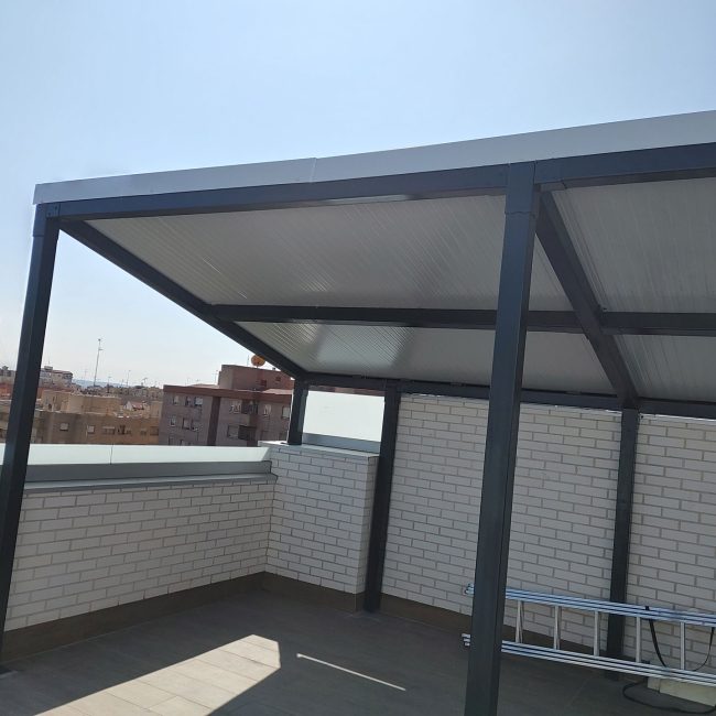 Cubierta con Estructura metálica con panel tipo sandwich para placas solares de particular