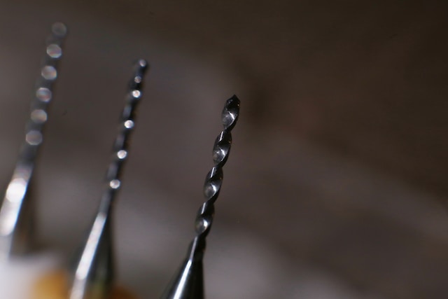 Imagen en detalle de tres brocas de taladro